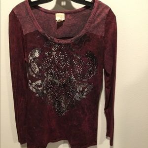Super cute shirt with filigree design